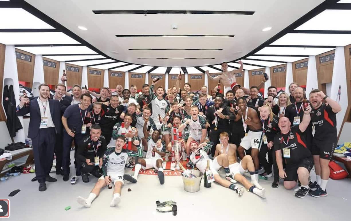 Der Clubvorstand mit Maurice sowie Kyril Louis-Dreyfus (v.l.) und das Team am Feiern.