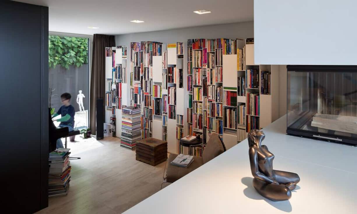 Das Regalsystem Random Box fasst nur einen Teil der vielen Bildbände. Deshalb gibt es in den meisten Räumen sauber gestapelte Büchertürme.