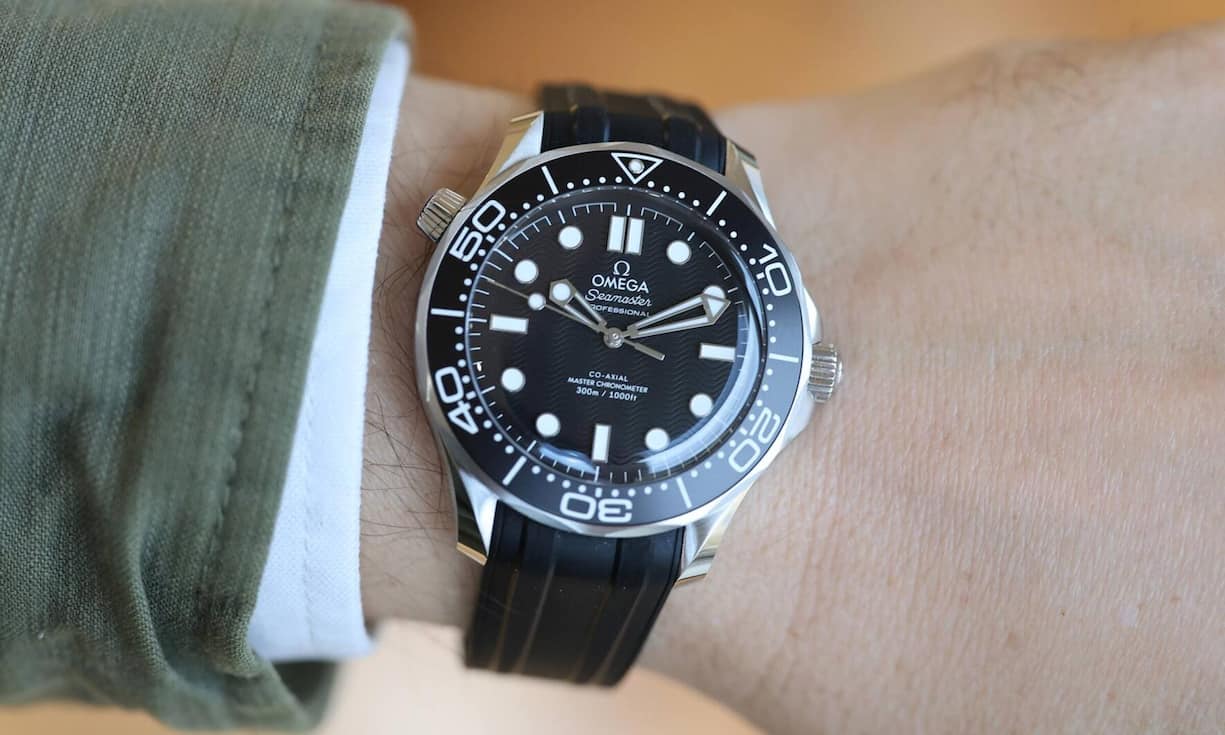 Das Basismodell mit Edelstahlgehäuse, schwarzem Zifferblatt und passendem Kautschukband wurde Ende November 2024 vorgestellt und ist ab 5600 Franken erhältlich.