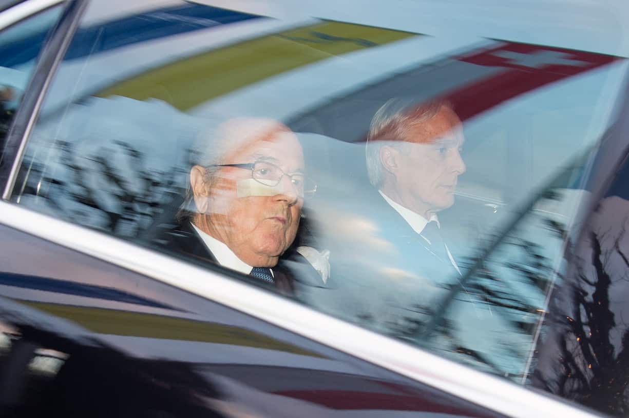 Sepp Blatter (l.) und sein Anwalt Lorenz Erni