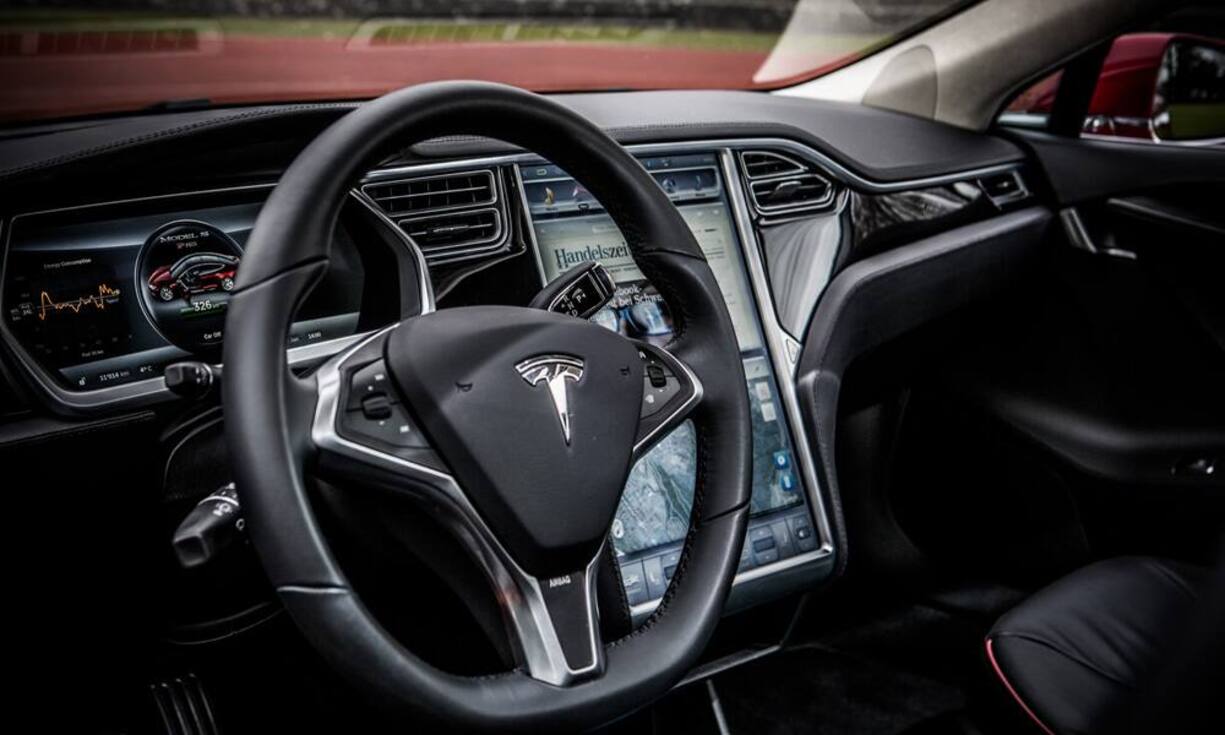 Zwischen dem Fahrer und dem Beifahrer leuchtet ein riesiger Touchscreen. Darauf lässt sich von Navi über das Mediacenter bis hin zu Internetseiten alles anzeigen. Die Bedienung für Lüftung, Klima und Sitzheizung ist auf der Anzeige sehr klein - da muss man schon genau hinschauen.     Das Auto hat der Fotograf Patrick Stoll exklusiv für handelszeitung.ch in Szene gesetzt.