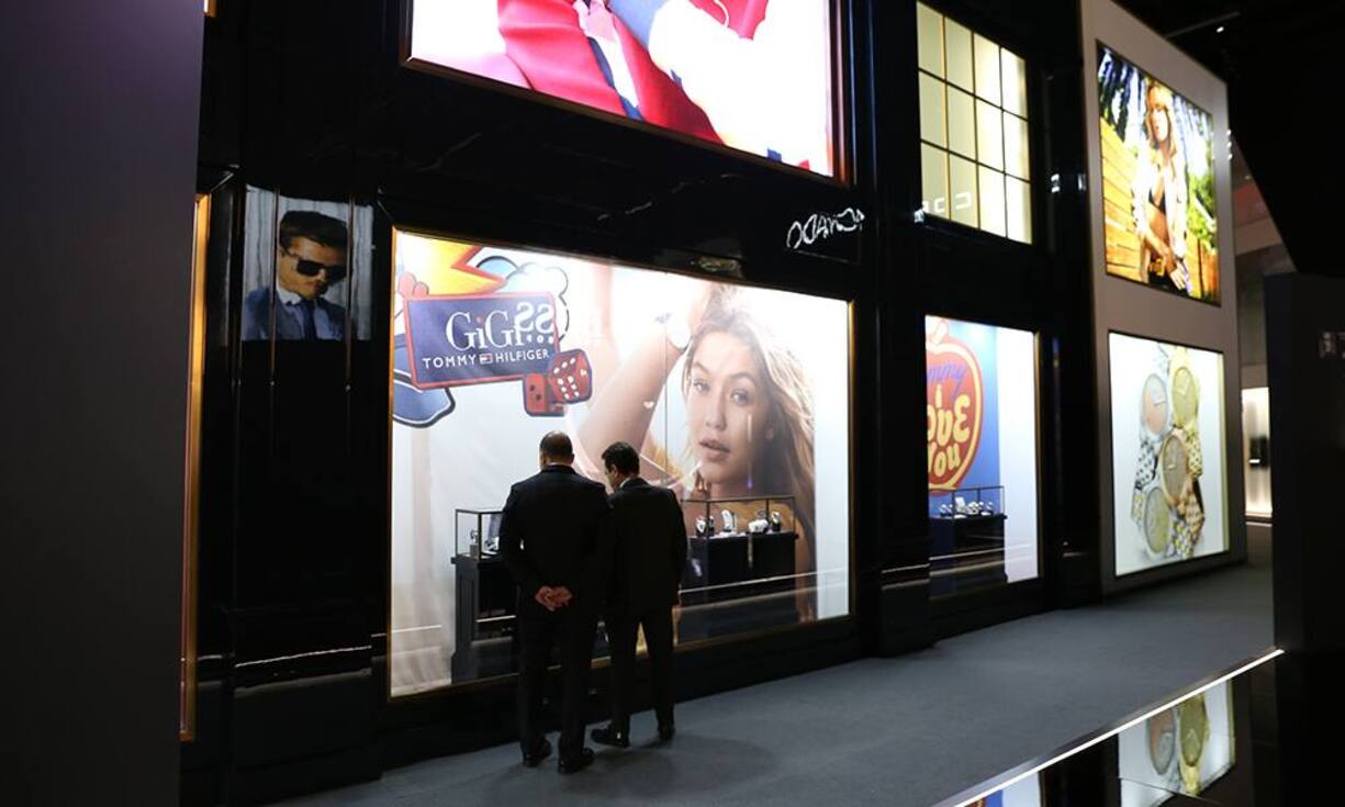 Tommy Hilfiger mit virtuellem Model Gigi Hadid.