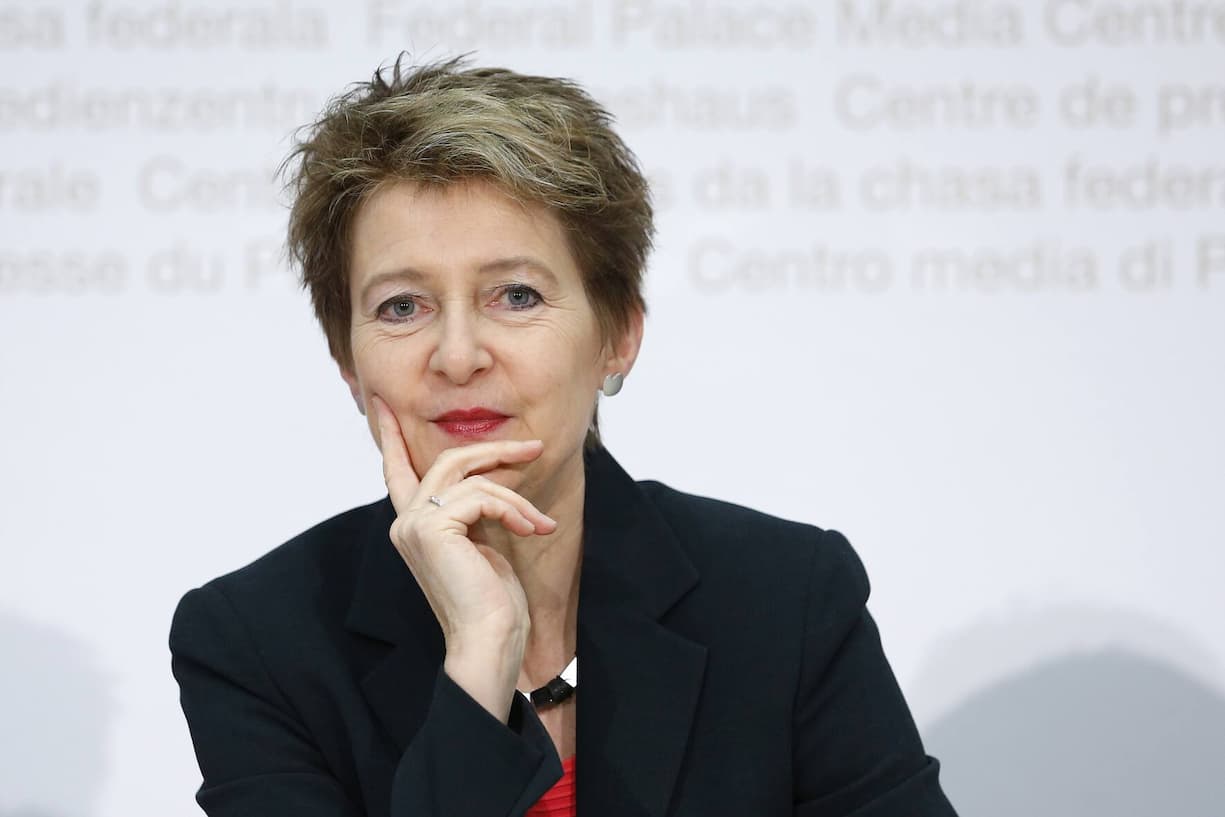 ARCHIV - AM 11. DEZEMBER 2019 WIRD SIMONETTA SOMMARUGA VORAUSSICHTLICH ZUR BUNDESPRAESIDENTIN GEWAEHLT, DAZU STELLEN WIR IHNEN FOLGENDES BILDMATERIAL ZUR VERFUEGUNG - Bundesraetin Simonetta Sommaruga waehrend einer Medienkonferenz, am Montag, 12. Maerz 2018 in Bern. (KEYSTONE/Peter Klaunzer)