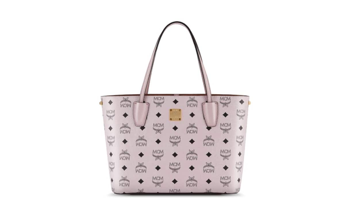 Gebrandet: MCM Der Shopper namens Project Visetos ist in verschiedenen Grössen, sowie auch in beige erhältlich und ist aus Waxed-Canvas. Preis 470 Franken