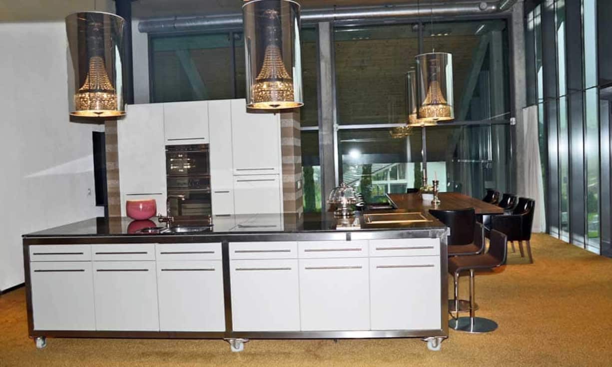 Im Gartengeschoss liegt ein grosser Gesellschaftsraum mit Essbereich und einer weiteren Küche.