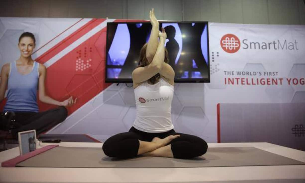 Intelligente Yogamatte
Die SmartMat macht auch die Yoga-Übung zum interaktiven Erlebnis. Mit Drucksensoren in der Matte kann die Übung am Smartphone ausgewertet werden.