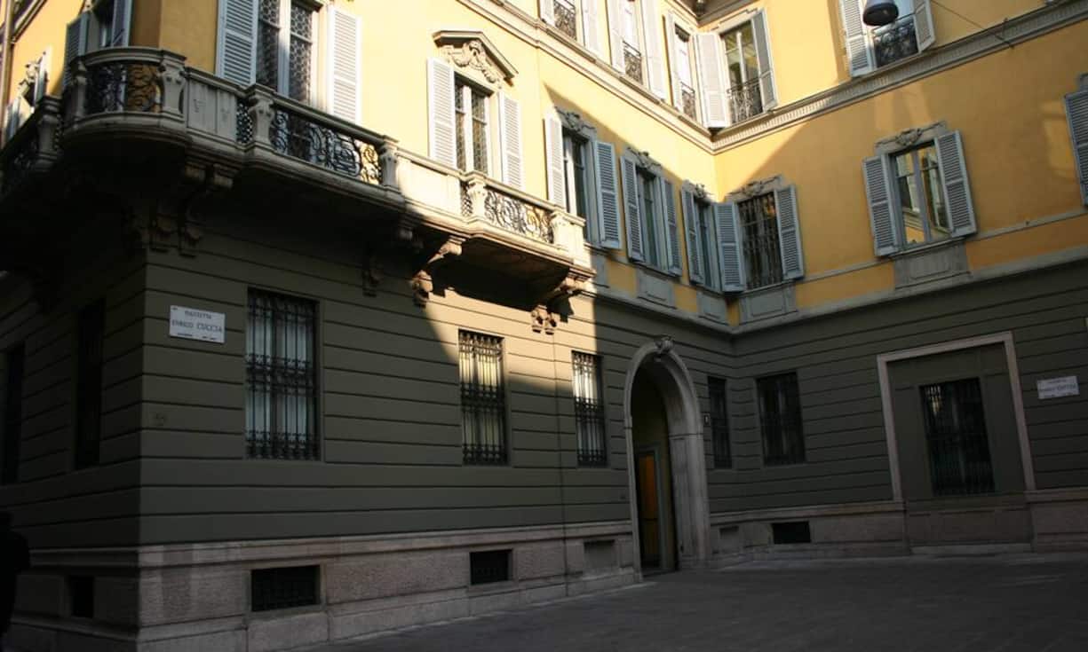 Besonders einflussreich ist der grösste Einzelaktionär von Generali, die einflussreiche Mailänder Edelbank Mediobanca (Bild) mit ihrem Präsidenten Renato Pagliaro hält 13 Prozent am Versicherungskonzern. Am 9. Februar dann trennte sich Generali per sofort von Greco, obwohl dieser seinen Vertrag bis Ende April erfüllen wollte. G.dallorto/Wikimedia/CC