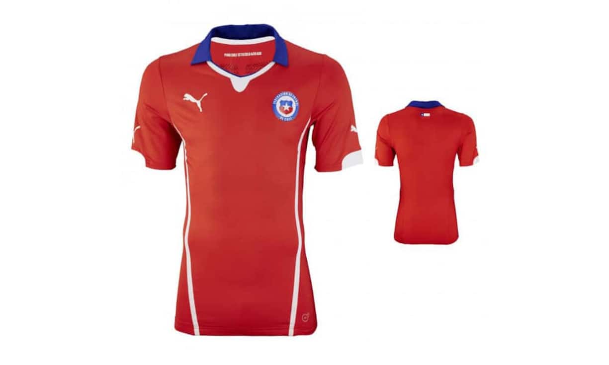 Nett: Puma ist auch der Ausstatter der Chilenen. Die Rot-Blau Kombination wirkt frisch und der Kragen ist speziell.