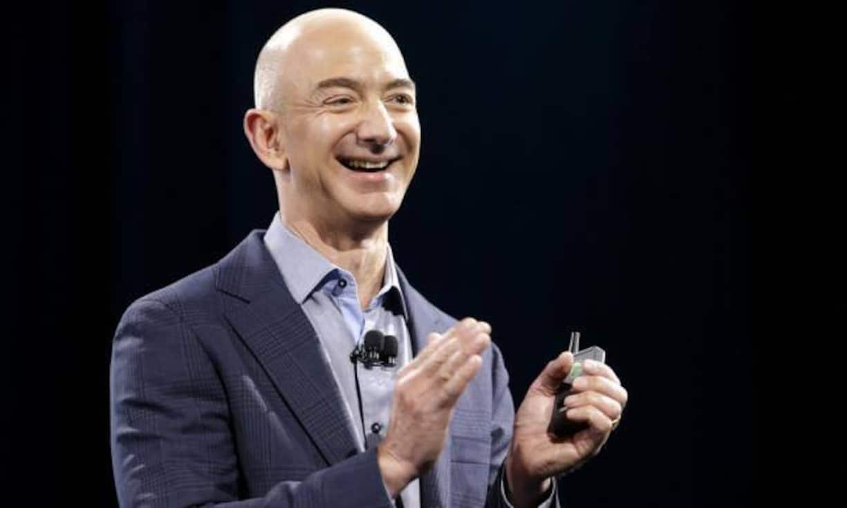 Nicht mehr auf dem Podest der grössten Verlierer: Jeff Bezos, minus 5.5 Milliarden Dollar (minus 16 Prozent).
Der Gründer, Verwaltungsratsvorsitzender und CEO von Amazon verzeichnet ebenfalls einen Verlust. Doch mit 28,9 Milliarden Dollar verfügt er immer noch über genügend Investitionskapital.
Keystone