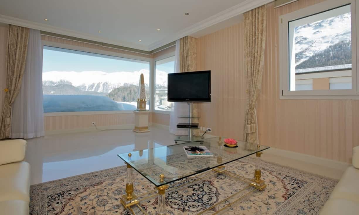 Die Fensterfront im Wohnbereich erlaubt einen atemberaubenden Blick auf die Engadiner Berge.