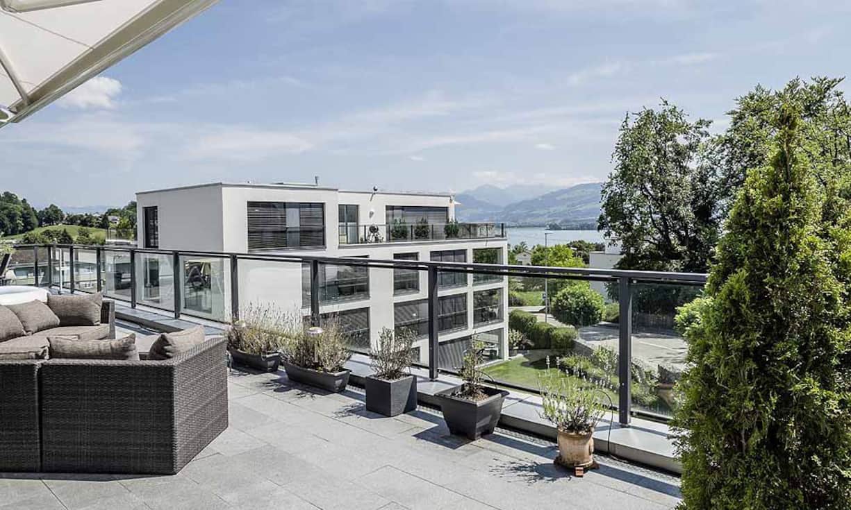 Von der fast 100 Quadratmetern grossen Terrasse der Attikawohnung aus hat man Aussicht auf die umliegende Berglandschaft sowie den Zürichsee.