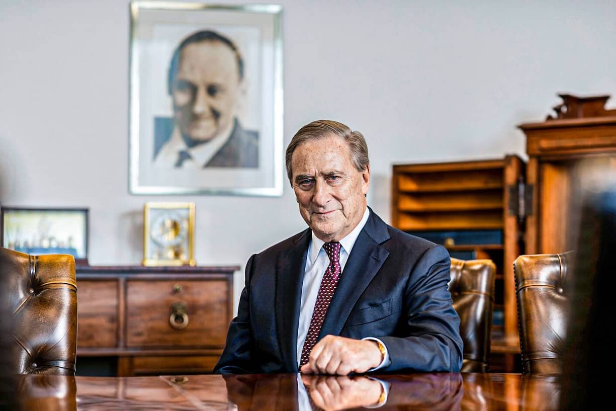 Walter Frey fotografiert am Geschäftssitz der Emil Frey in Zürich Altstetten, am 27. Mai 2020. Im Hintergrund ein Porträt seines Vaters, dem Firmengründer Emil Frey.