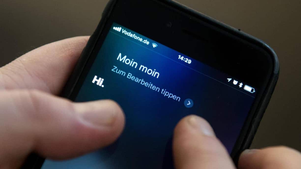Smartphone_Tippen_Message_Nachricht_Moin_Dialekt.jpg