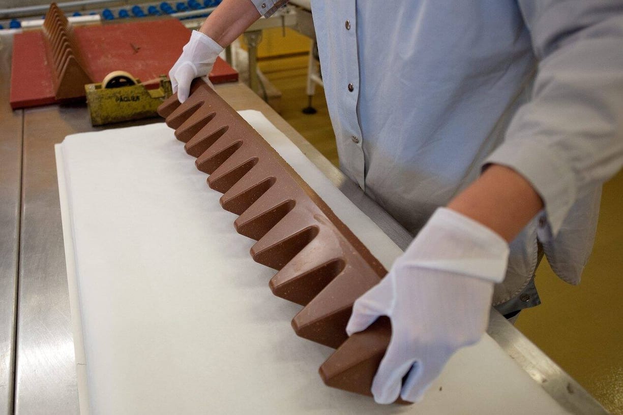 An employee packs a big Toblerone chocolate bar in the factory of Kraft foods  in Bern, Switzerland,  on Wednesday September 1st, 2010. (KEYSTONE/Dominic Favre)