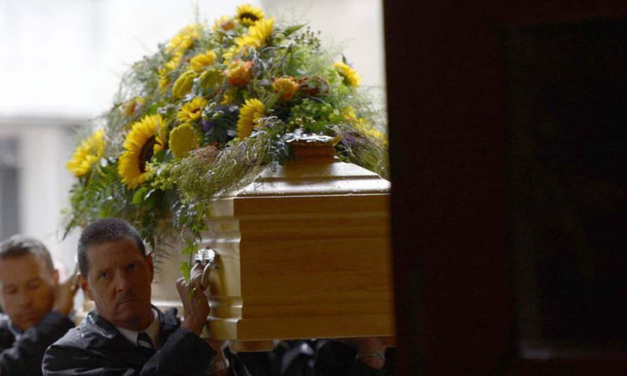 ... wird der Sarg ins 1490 fertiggestellte Gotteshaus getragen, dasâŚ