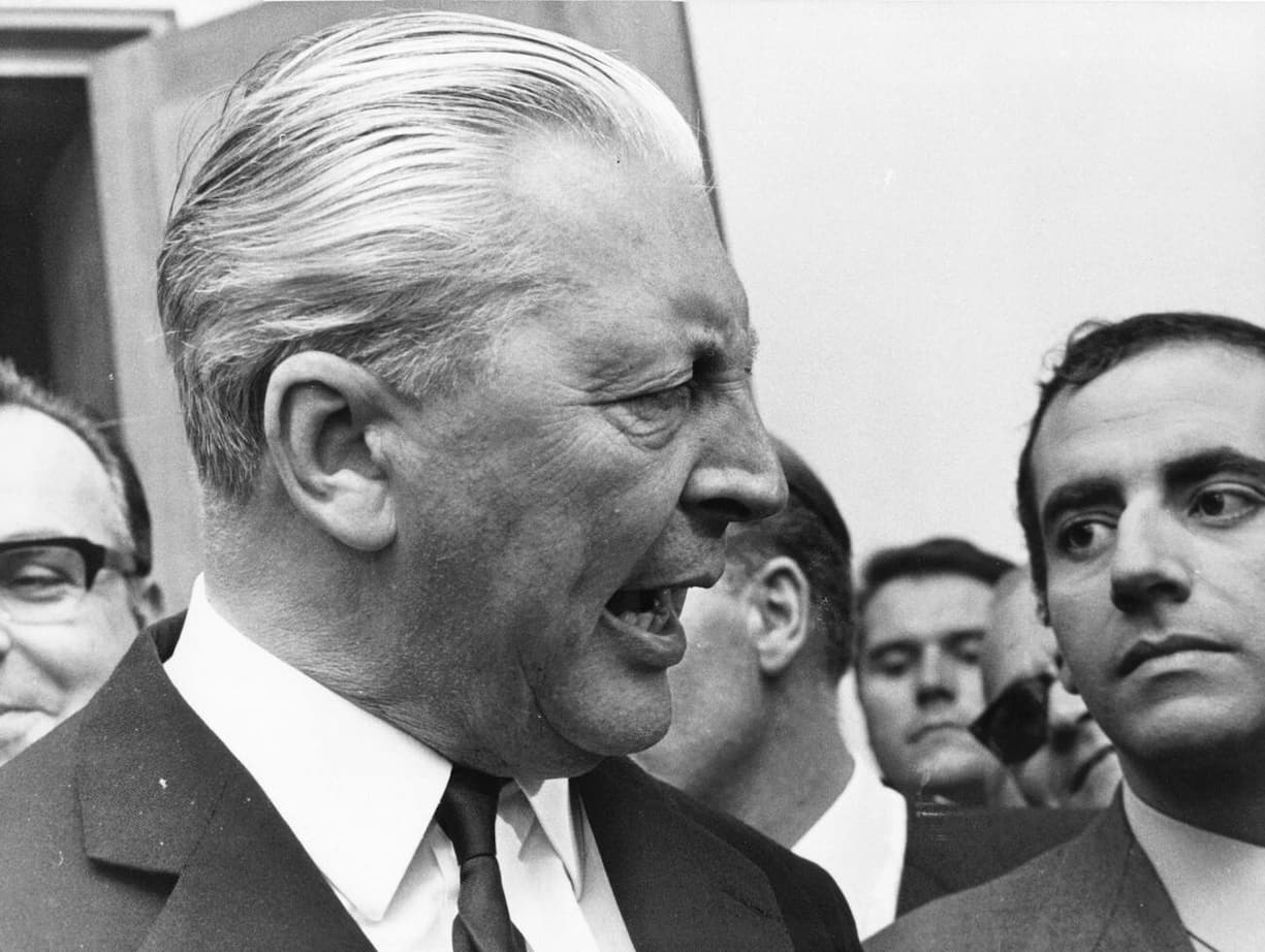 Kiesinger - West German Chancellor Kurt Georg Kiesinger replies questions of newsmen at Bonn's Chancellory tonight when meeting the press after today's West German Federal elections..(09/29/69)(AP-Photo)
