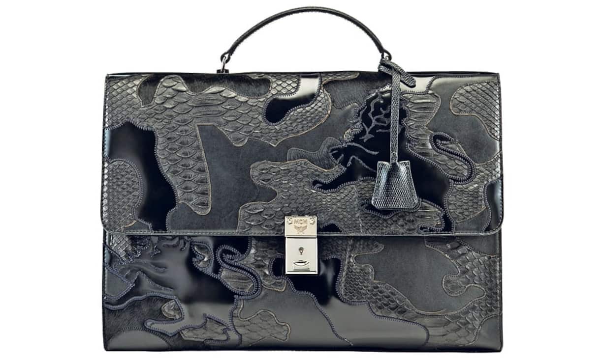 MCM Mit dieser Tasche wird jede Sitzung zum Fashion-Statement. Der luxuriöse Patchwork- Look mit Ponyfell, Python, Nappa und Box Calf bringt Abwechslung in den eintönigen Business-Alltag. Preis: 3'520 Franken