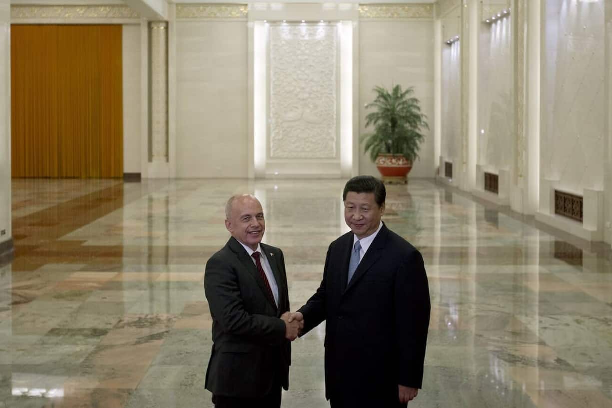 epa03791684 Swiss President Ueli Maurer (L) shakes hands with Chinese President Xi Jinping (R) at the Great Hall of the People in Beijing, China, 18 July 2013.  EPA/Alexander F. Yuan / POOL Pool Photo