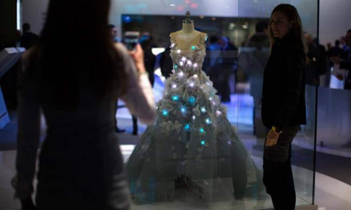 Am Stand von IBM gibt es ein farbenfrohes Kleid zu bestaunen. Die LED-Lichter des «cognitiv dress» passen sich den Emotionen von Tweets an.