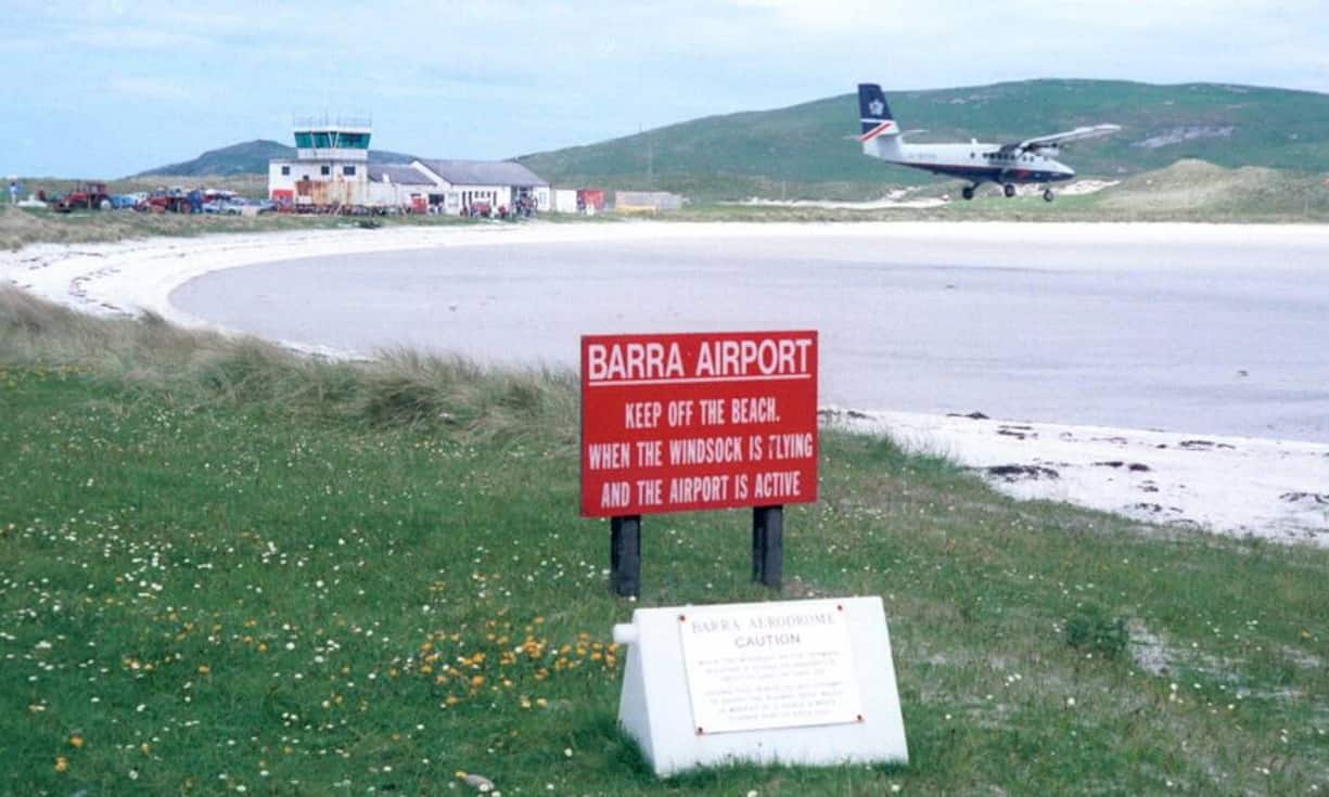 Hier wird die Küste zur Piste: Auf dem Flugplatz der schottischen
Insel Barra, dem einzigen Gezeiten abhängigen Airport der Welt, landen
Flugzeuge direkt in einer flachen Bucht. Kommt die Flut, verschwinden die sandigen Landebahnen im Wasser.James Gray/Wikimedia