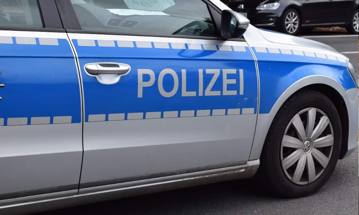 Weibliche Polizeibeamte tendieren dazu, sowohl weibliche als auch männliche Polizisten zu heiraten. Ebenso beliebt sind Menschen, die für Aufsichtsbehörden arbeiten. Ein starker Kontrast: Männliche Polizeibeamte bevorzugen Hochzeiten mit Grund- und Mittelschullehrerinnen.