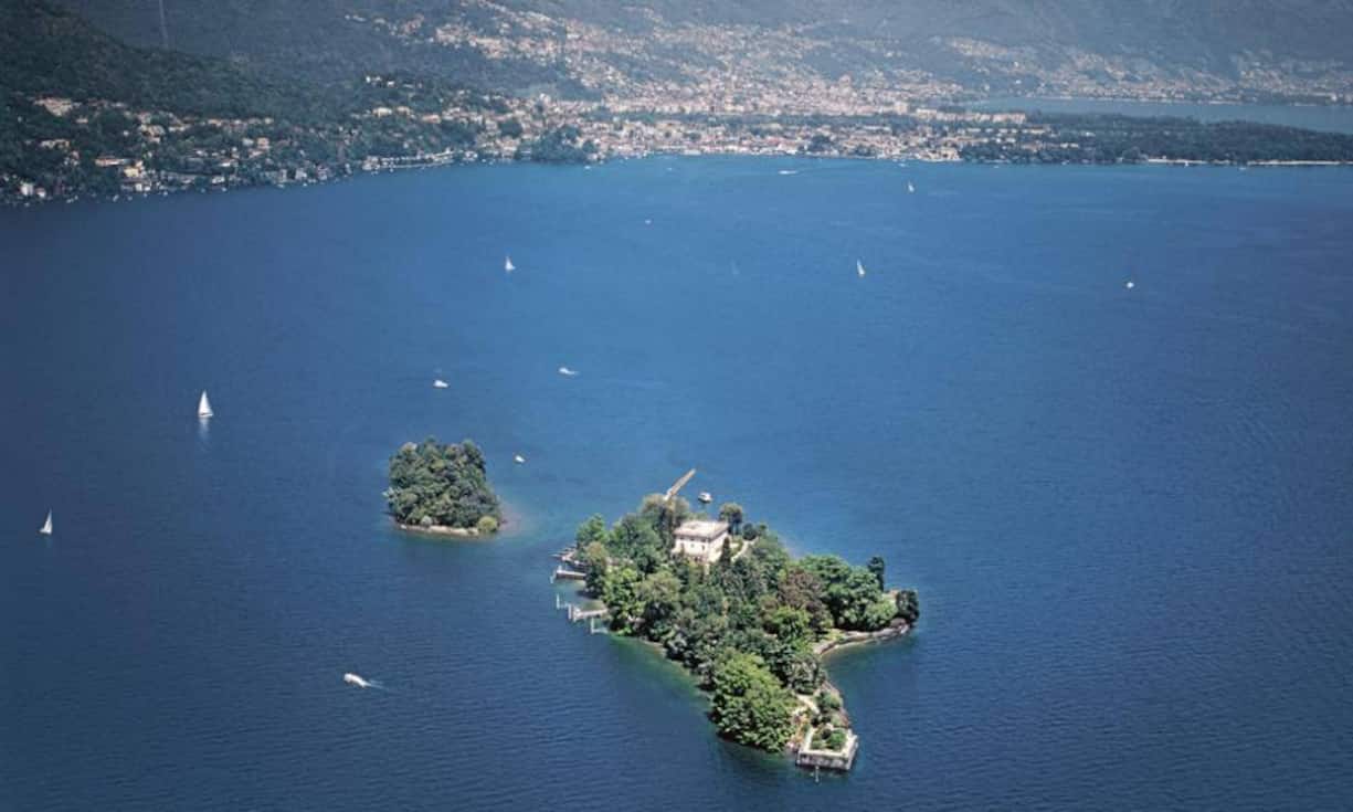 Zu den schönsten Inseln der Schweiz zählen die Brissago-Inseln im Lago Maggiore. 1949 erwarb der Kanton Tessin die beiden Inseln und verwandelte die Grünanlagen auf der grösseren San Pancrazio in einen öffentlichen botanischen Garten. Auf der kleineren Isola di Sant'Apollinare ist alles der Natur überlassen.Vladi Private Islands
