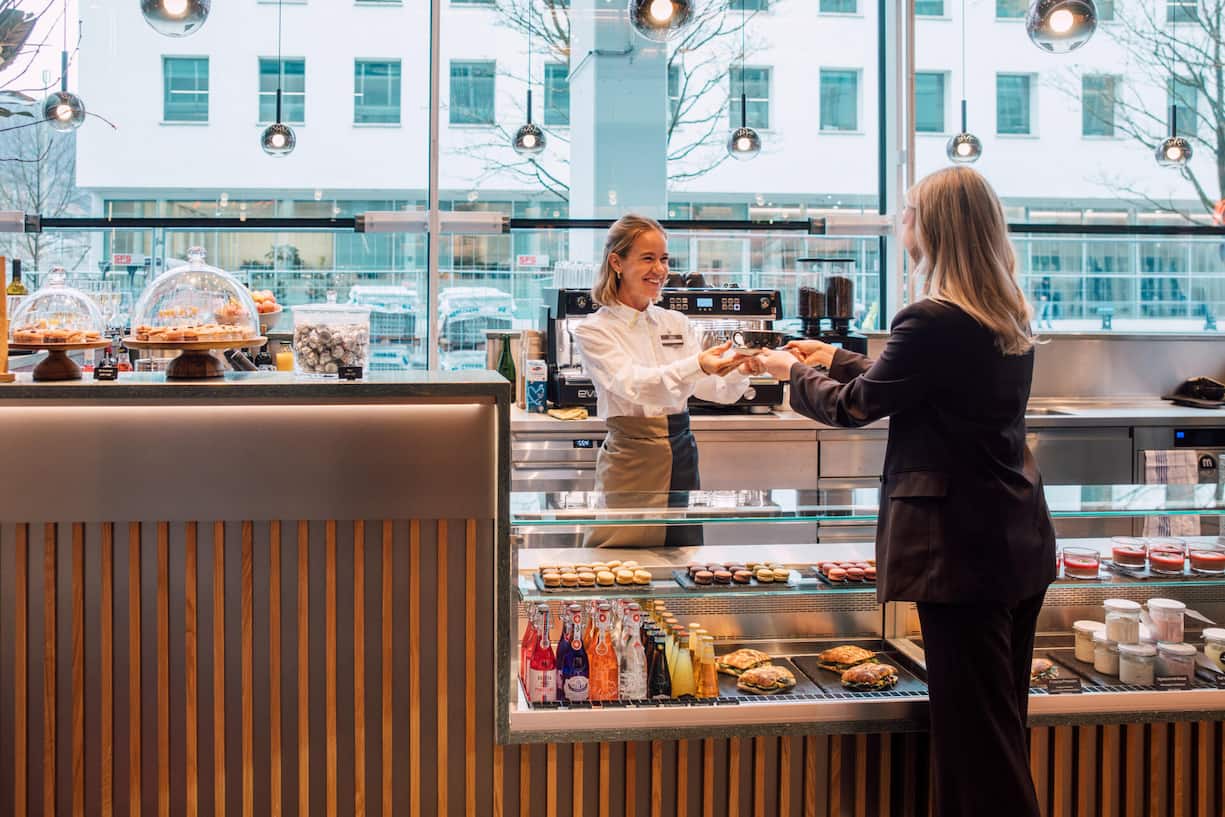 italienische Kaffeebar mit cremigen Cappuccino und frische Focaccia (c) David Biedert Photography.jpg