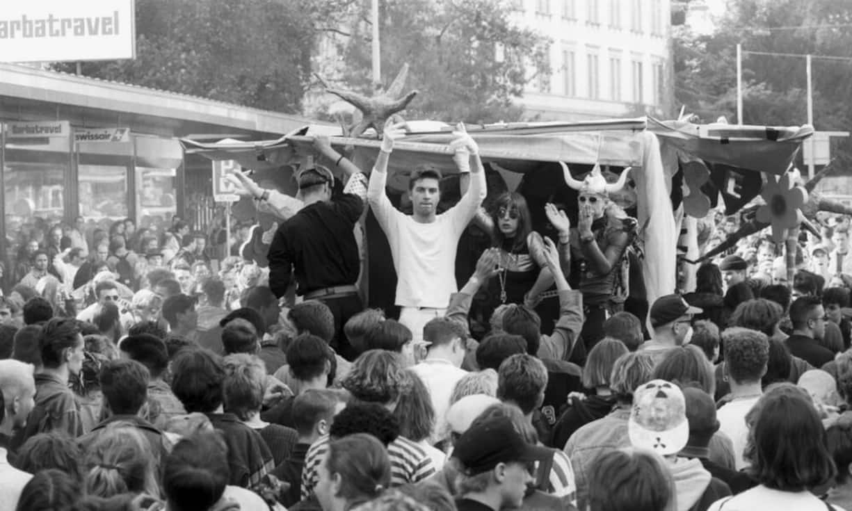 1992 fand die erste Street Parade statt. Damals hatten sich rund 1000 Raverinnen und Raver auf die Strassen gewagt.Bilder: Keystone/Quelle: sda