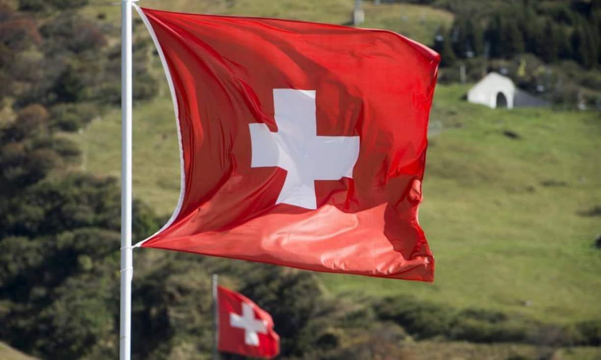 Doch das Buch dient laut Biver auch dazu, zu verstehen, dass sich das Schweizer Erfolgsmodell exportieren lasse. «Verschiedene Länder können von uns lernen. In diesem Sinne empfehle ich jedem Schweizer ein Buch für sich und ein zweites Buch als Geschenk zu kaufen», sagt der Hublot-Präsident und Interimsgeschäftsleiter von Tag Heuer. Keystone