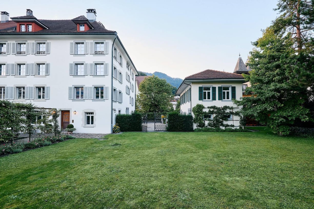 Die Liegenschaft bietet auf knapp 1000 Quadratmetern mit 18 Zimmern viel Platz für eine private oder eine gemischte Nutzung aus Wohnen und Arbeiten oder als repräsentativen Firmensitz.