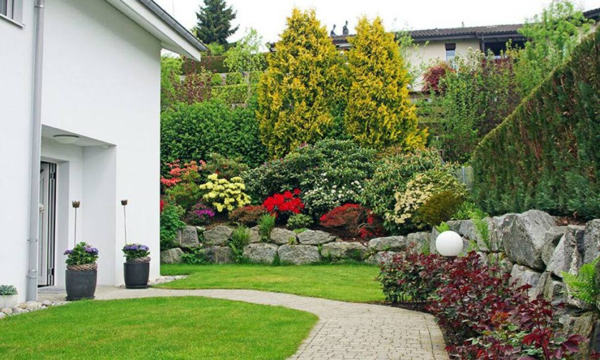 Schöne Blumenrabatten und edle Gartenpflanzen heissen Sie willkommen.