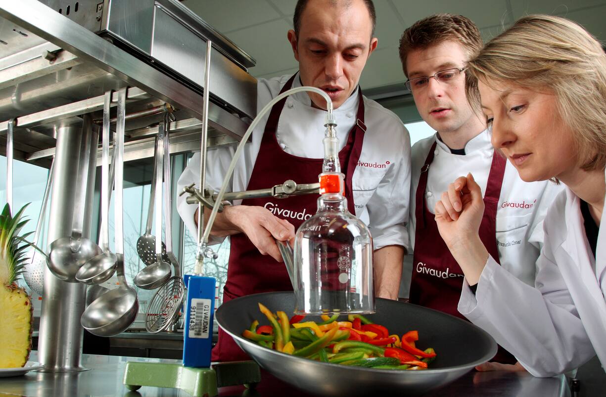 Plus grand producteur d'aromes au monde. Employes de laboratoire, laborantins, cloche en verre, operation de capture de molecules d'aromes de legume sur des lamelles de poivron