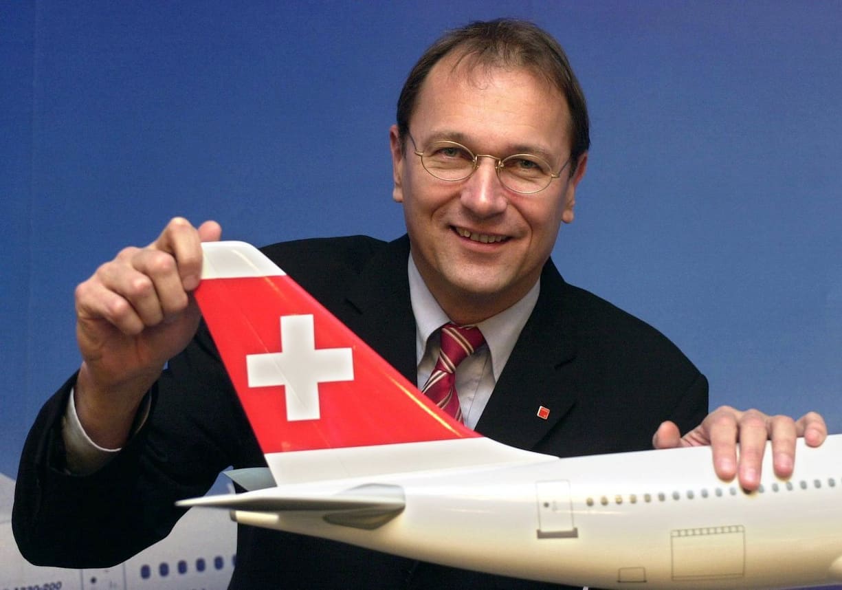 Andre Dose, CEO of the new Swiss airline Swiss International Air Lines, poses next to an airbus model in Frankfurt, December 2, 2002.  (KEYSTONE/DPA/Werner Baum) ===  ===
