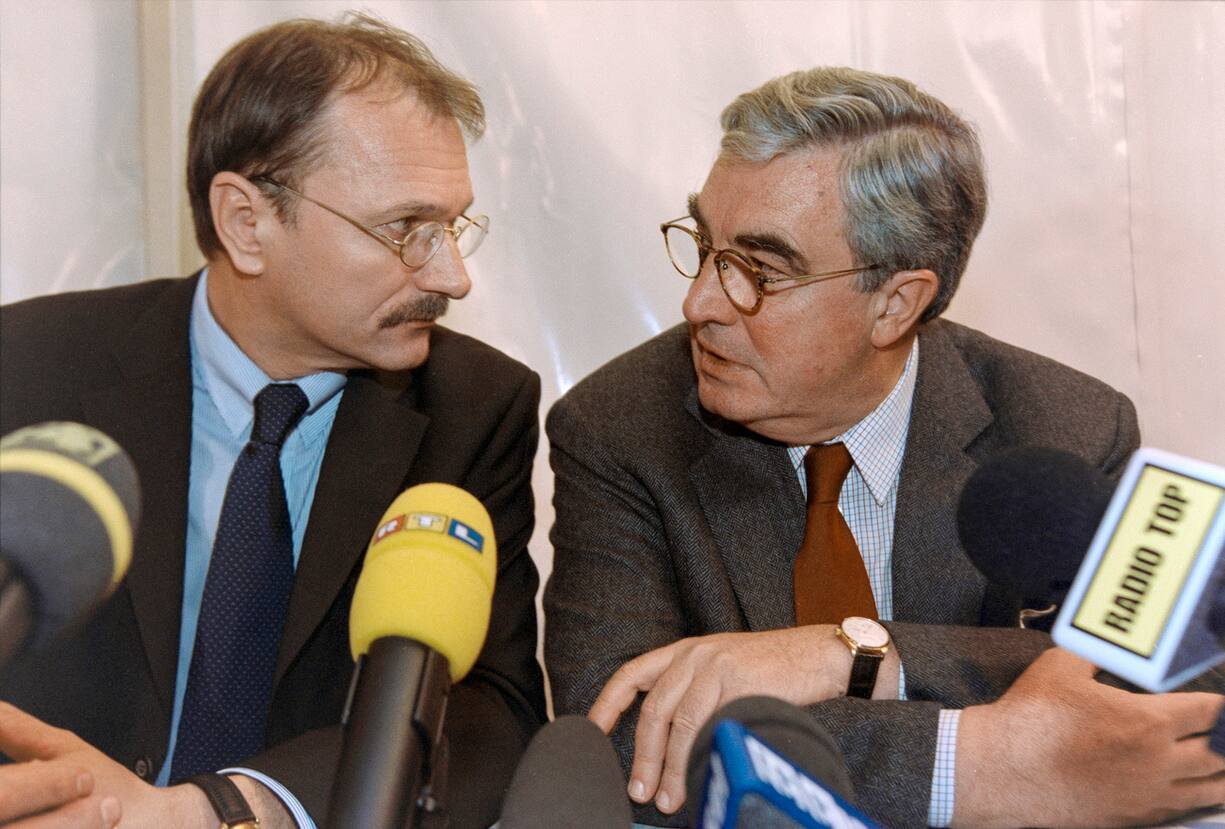 Crossair-Chef Andre Dose, links, und Moritz Suter, rechts, aufgenommen am 25. Novewmber 2001 in Birchwil, nachdem spaet am Samstag eine Crossair-Maschine beim Anflug auf den Flughafen Zuerich-Kloten abegestuerzt ist. (KEYSTONE/Martin Ruetschi)Crossair boss, Andre Dose, left,  and president Moritz Suter, adresse the press after a Crossair jet crashed late Saturday, November 25, 2001, in Birchwil, during it's approach to Zurich airport. (KEYSTONE/Martin Ruetschi)