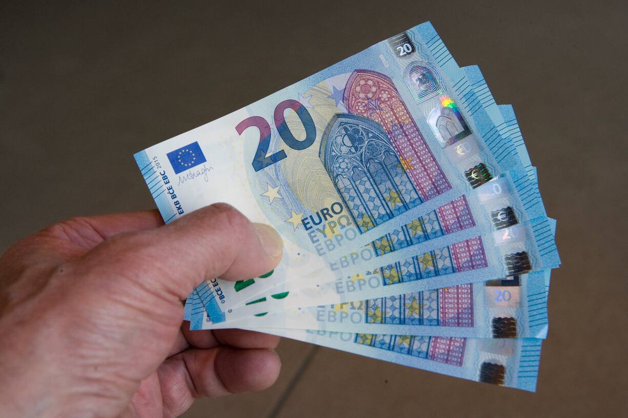 GERMANY, FRANKFURT - MARCH 04: Presentation of the new 20 Euro banknotes at the German Federal Bank in Frankfurt. Our picture shows the new 20 Euro banknotes, on March 04, 2015 in Frankfurt, Germany. (Photo by Ulrich Baumgarrten via Getty Images)