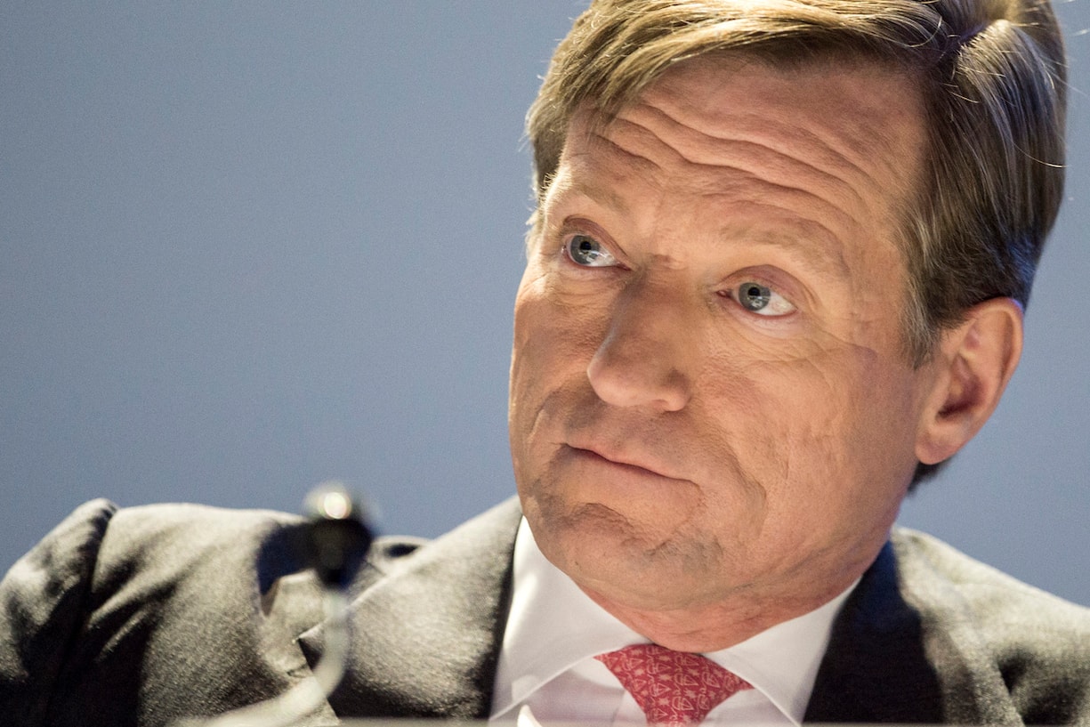 Brady W. Dougan, CEO Credit Suisse, spricht an der ordentlichen Generalversammlung der Credit Suisse im Hallenstadion in Zuerich am Freitag, 24. April 2015. Der scheidende Credit-Suisse-Chef Brady Dougan zeigte sich an der GV selbstkritisch. Er habe sicher auch gewisse Fehler gemacht, erklaerte Dougan am Freitag bei seinem letzten Auftritt vor den Aktionaeren. (KEYSTONE/Ennio Leanza)