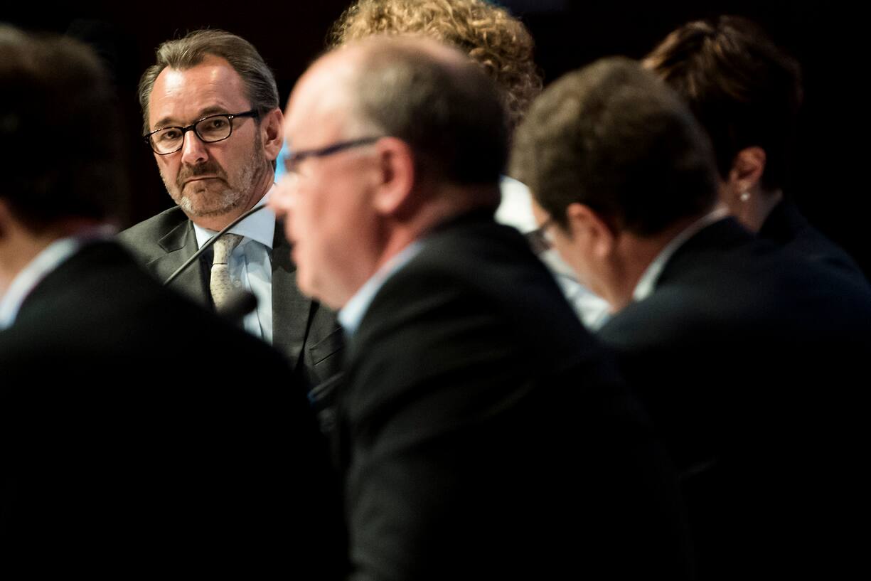 Raymond Loretan, gauche, president du groupe de cliniques Swiss Medical Network, et Pierre-Yves Maillard, centre, Conseiller d'Etat vaudois, parlent pendant un debat lors de la 13eme edition du Forum des 100, organise jadis par l'Hebdo et maintenant par Le Temps sur le theme "La sante dans tous ses etats" ce jeudi 11 mai 2017 sur le site de l'Universite, UNIL, a Lausanne. (KEYSTONE/Jean-Christophe Bott)