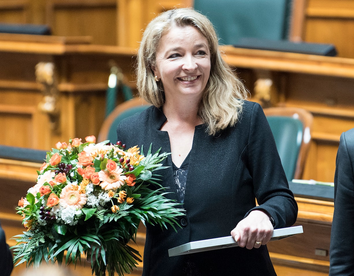 Nationalraetin Barbara Schmid-Federer, CVP-ZH, wird mit einem Blumenstrauss verabschiedet an der Sommersession der Eidgenoessischen Raete, am Donnerstag, 7. Juni 2018, in Bern. (KEYSTONE/Peter Schneider)