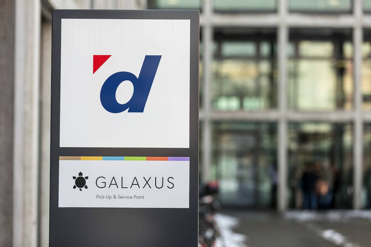 The company logos of Digitec and Galaxus, pictured on February 25, 2013, in front of a shop of Digitec AG in Zurich, Switzerland. Swiss company Digitec AG sells IT, entertainment electronics and telecommunications products, and manages both an online shop and traditional shops with showrooms. (KEYSTONE/Gaetan Bally)....Das Firmenlogo von Digitec und Galaxus, aufgenommen am 25. Februar 2013 vor einer Filiale der Digitec AG in Zuerich. 