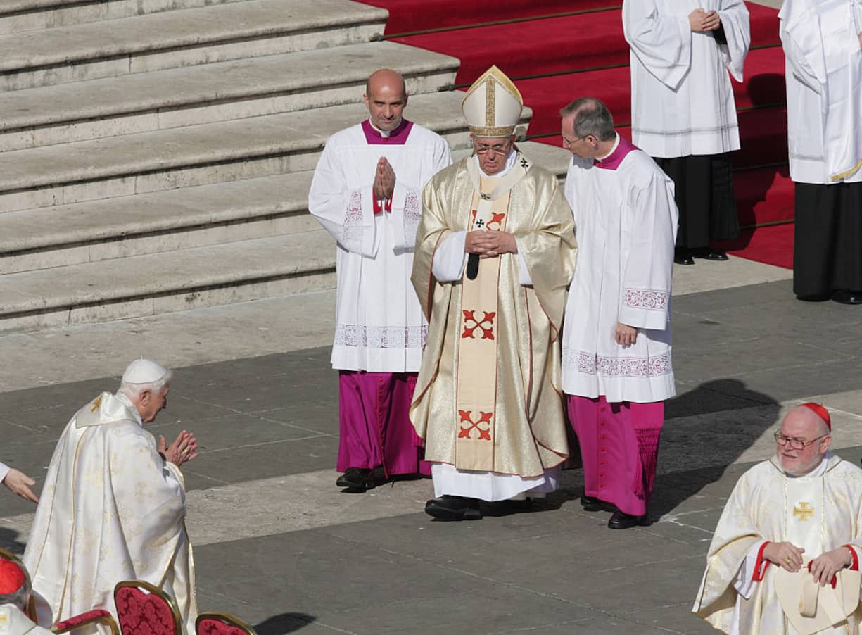 Papst Franziskus und der emerierte Papst Benedikt XVI