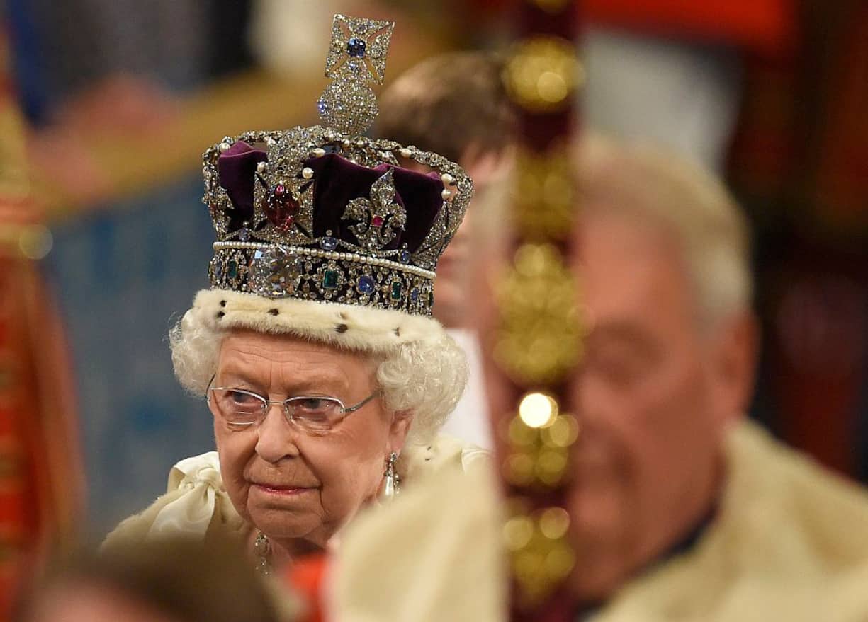 Queen Elizabeth mit der britischen Krone