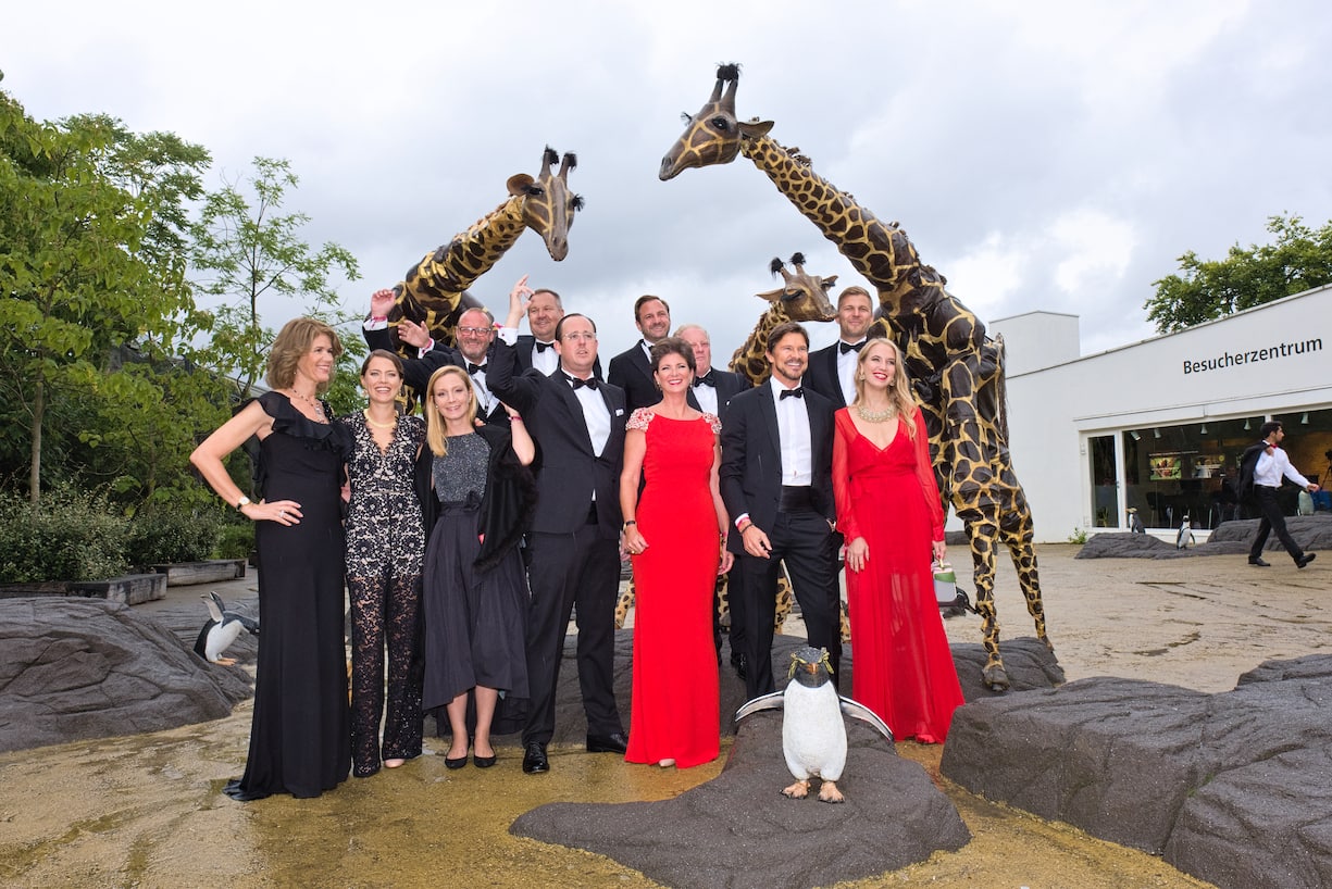 Das ZooFäscht-Komitee mit Giraffen: Monika Kern; Andrea Bodmer; Beryl Kern; Daniel Lüscher; Adrian Messerli; Nico J- Maeder; Beatrice Hirzel; Derek Tanner; Jürg Welti; Christoph Richterich; Fabian Gruber; Katja Hahnloser