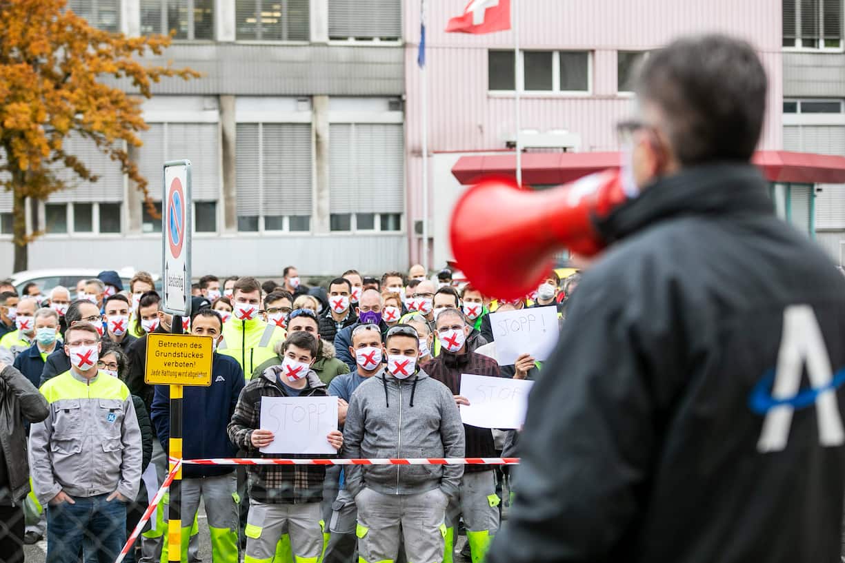 Der Konzern General Electric mit Standort in Oberentfelden will den Standort Oberentfelden auflÃ¶sen und die Produktion nach Frankreich verlegen. Die Arbeitnehmer lehnen sich in Form einer Demonstration mit Kundgebung gegen diese Vorhaben auf. Aufgenommen am 15.10.2020