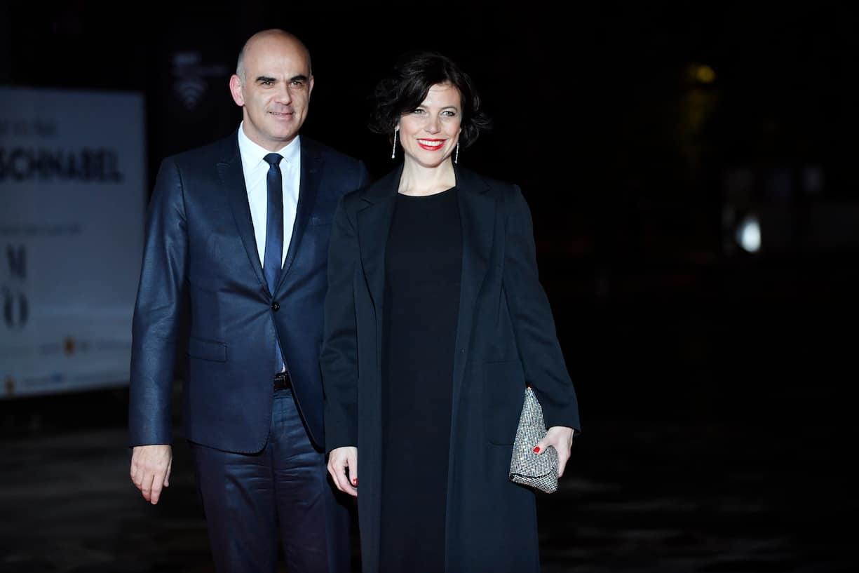 epa07156748 Swiss Confederation's President Alain Berset and his wife Muriel Zeender-Berset arrives at the official dinner on the eve of the international ceremony for the Centenary of the WWI Armistice of 11 November 1918 at the Orsay museum in Paris, France, 10 November 2018. Heads of State and Government commemorate the memory of their fallen soldiers in France.  EPA/JULIEN DE ROSA