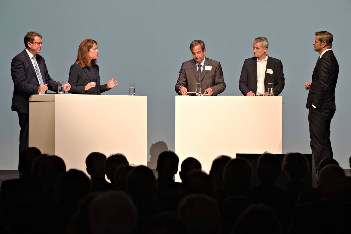 Parteipräsidenten auf der Bühne:Albert Röst, SVP;Petra Gössi, FDP,Gerhard Pfister, CVPBeat Jans, SP-VizepräsidentModerator Urs Gredig, CNN Money Switzerland
