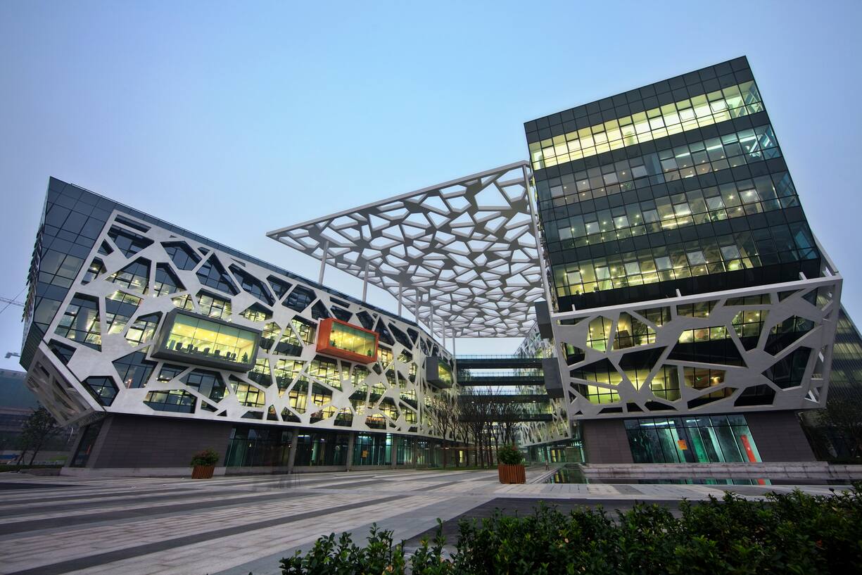 Alibabas Hauptsitz in der chinesischen Millionenstadt Hangzhou ist im Campus-Style angeordnet und bietet offene Arbeitsplätze für rund 9000 Angestellte.