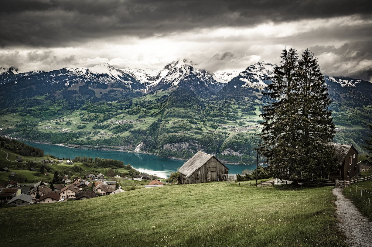 Amden SG: Das Dorf nennt sich stolz Sonnenterrasse über dem Walensee. Mildes Klima trifft hier auf tiefe Preise.