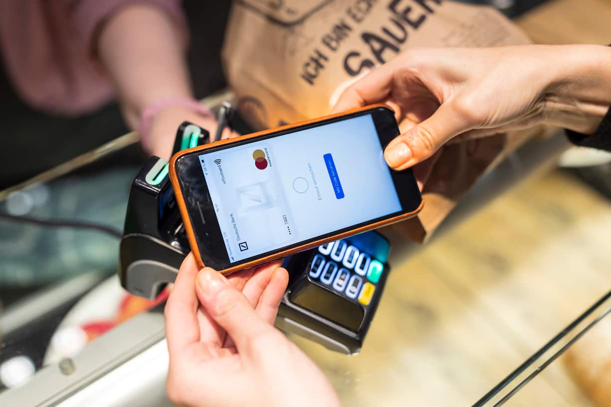 Henrike Vorwerk (Mirarbeiterin Projektorganisation) bezahlt mit ihrem iPhone und ApplePay.Apple Pay ab sofort auch in Deutschland moeglich, 13.12.18
