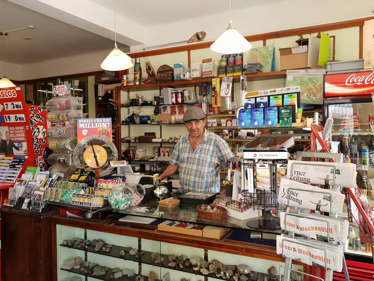 Der Andermatter Bänz Simmen in seinem Kiosk 61
