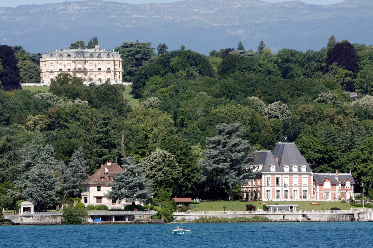 BBPYR8 BOAT ON LAKE GENEVA IN FRONT OF THE CHATEAU DE ROTHSCHILD IN PREGNY, CANTON OF GENEVA, SWITZERLAND
